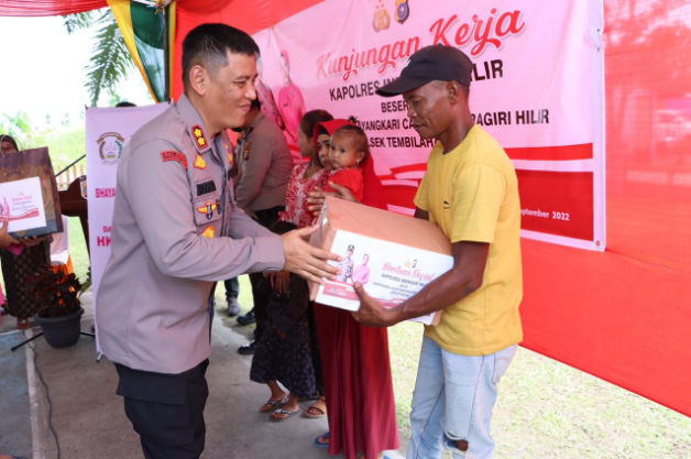 Kapolres Inhil Berikan Bansos Kepada Masyarakat Tembilahan Hulu